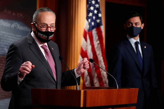 与陆竞争 民主党拟参院提案挹注关键科技产业。图为美国联邦参议院多数党领袖舒默。(图/路透)