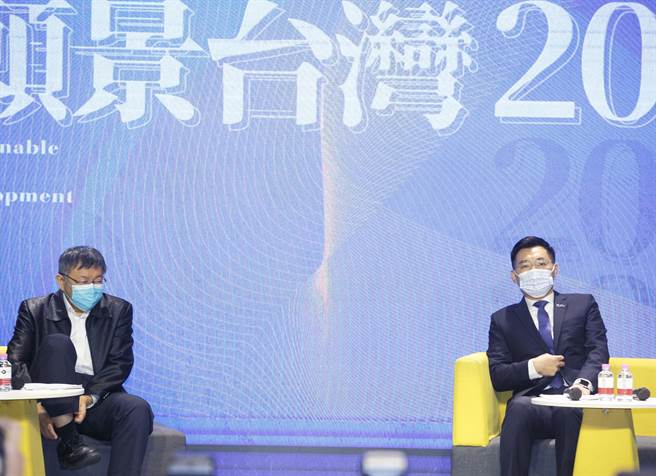 国民党24日举办「愿景台湾2030」第2场论坛，以「活不起的未来」为主题，聚焦居住正义、分配正义、低薪等社会议题，国民党主席江启臣（右）、台北市长柯文哲（左）同台出席。（张铠乙摄）