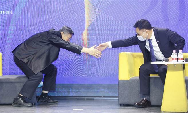 国民党24日举办「愿景台湾2030」第2场论坛，以「活不起的未来」为主题，聚焦居住正义、分配正义、低薪等社会议题，国民党主席江启臣（右）、台北市长柯文哲（左）同台出席，柯提前离席时，双方握手致意。（张铠乙摄）