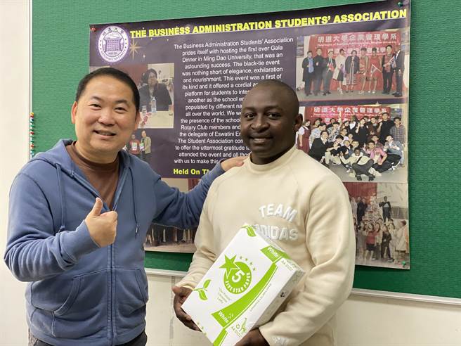 明道大學企業管理學系史瓦帝尼學生王加烙(右)，以40％生態纖維代替傳統紙漿，吸引中華紙漿青睞，合作開發出產品，今年3月將銷往史瓦帝尼及非洲其他國家，為自己賺取人生第一桶金。(校方提供／吳建輝彰化傳真)