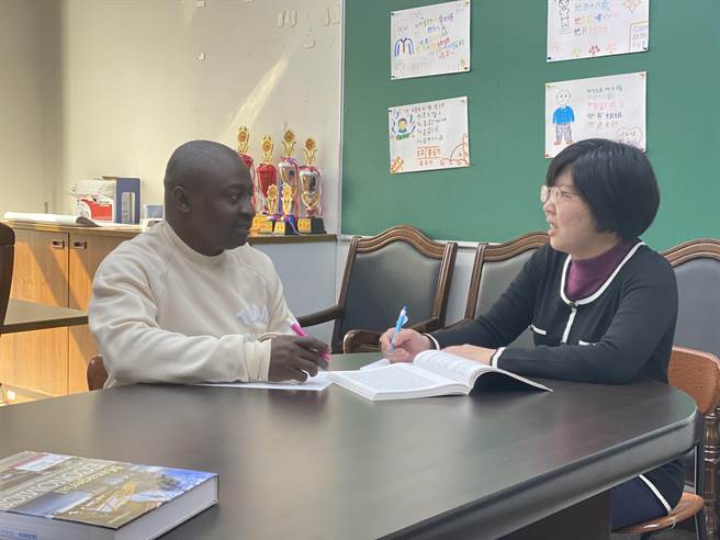 王加烙(左)相當感謝導師李月仙(右)，時常義務訓練他使用中文簡報，他表示，李月仙就像他在台灣的媽媽。(校方提供／吳建輝彰化傳真)