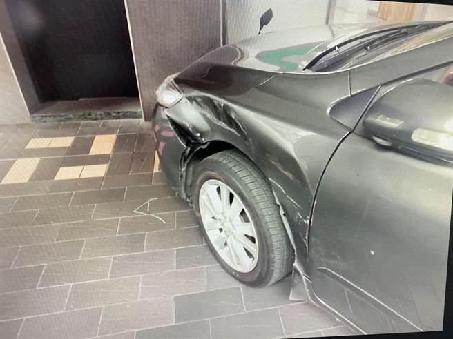 锺女疑紧张失控，将车开到骑楼上。（翻摄照片／林郁平台北传真）