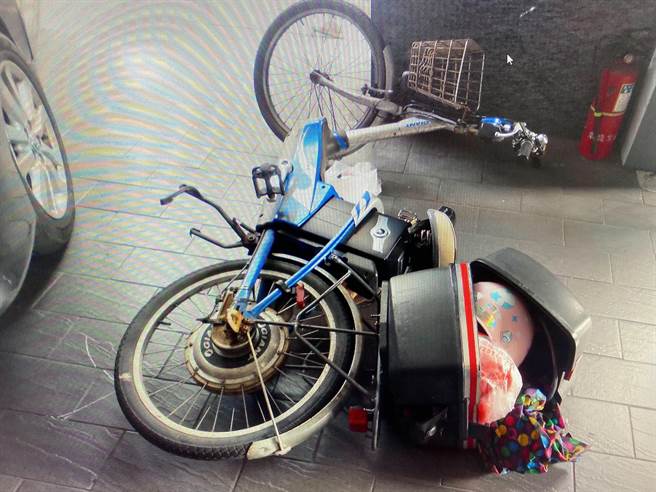 停放在骑楼的自行车遭撞损毁。（翻摄照片／林郁平台北传真）