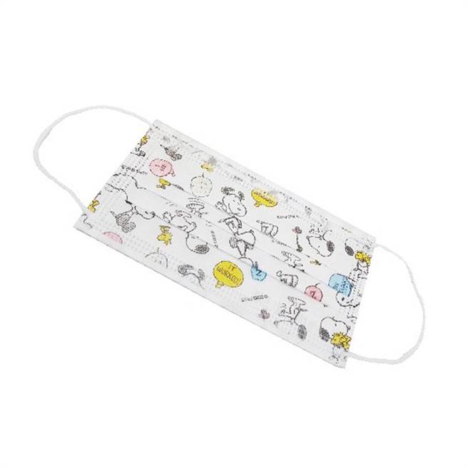 史努比口罩组，ABS环保抗菌口罩盒共3款（依现场款式为主）+台湾制医疗级口罩1盒50入，699元。（新光三越提供）