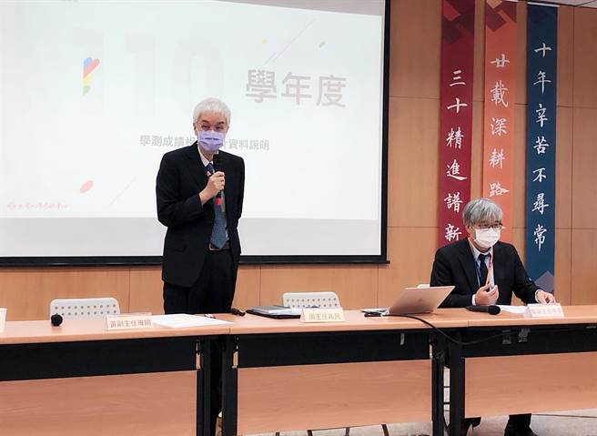 大考中心周兆民说明110学测成绩统计资料（王雅芬／摄影）