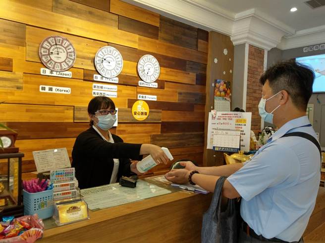 台中市觀光旅遊局輔導旅宿業者配合防疫，落實量測體溫、手部消毒、配戴口罩等。（台中市觀旅局提供／王文吉台中傳真）