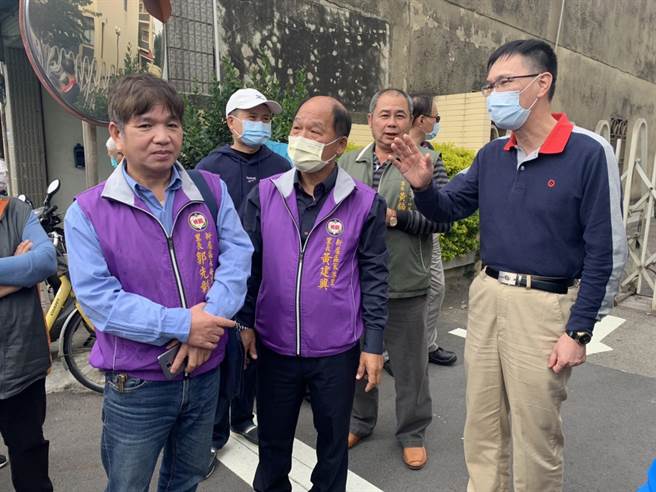 新屋4里长今日率眾前来工厂员工宿舍外抗议，要求企业释出善意与周边邻里沟通。（黄婉婷摄）