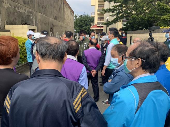 里民也当场呛声，认为企业若不给予善意回覆，将要求工厂立即停工。（黄婉婷摄）