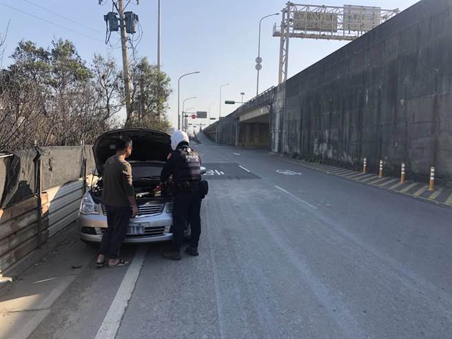 男子返家途中车辆抛锚熄火，潮音派出所警员随即到场协助接电。（姜霏翻摄）