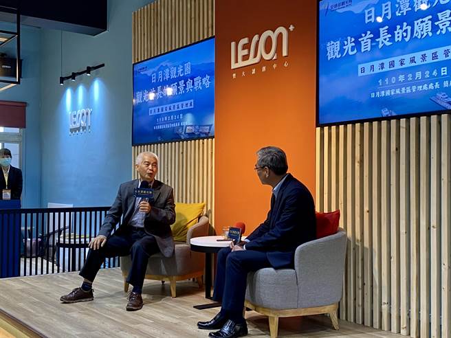 日管处长简庆发（左）指出，观光圈是政府因应疫情提出的振兴策略，将以日月潭为平台，打造精致游程，带动观光持续成长与转型。（黄立杰摄）