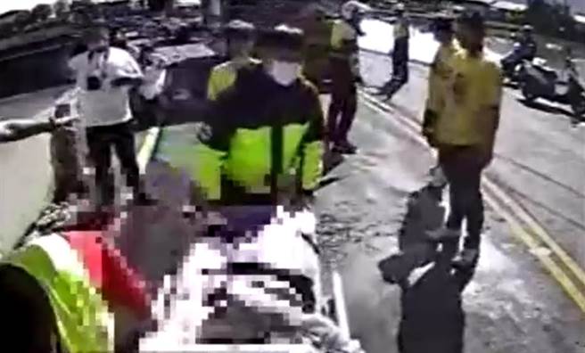 消防局救难人员将被爆竹炸伤的伤者紧急抬上救护车送医。（宜兰县政府消防局 提供／胡健森宜兰传真）