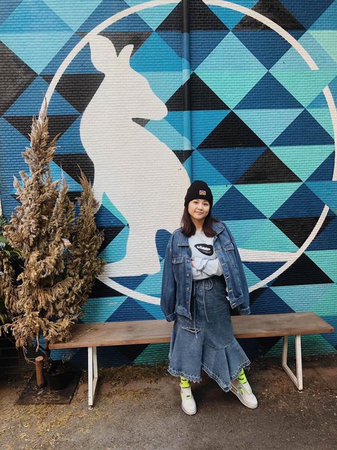 小Call抱怨老公帮忙掌镜，即使她pose专业，但拍出来的成果都很悲剧。(翻摄自宅之小恶魔 小CALL 脸书)