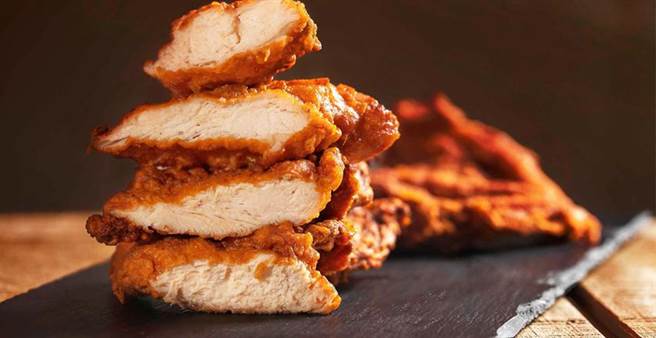 （西门捷丝旅「深夜食堂」住房专案送美食兑换券，安排旅人前往步行即可到达的艋舺鸡排西门店，品嚐台味十足的现炸鸡排。图／捷丝旅提供）