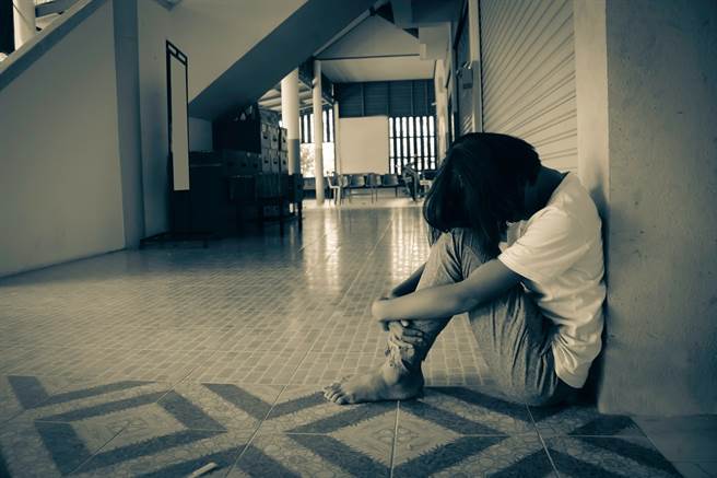 桃园市1名男子前年9月起，在网路上公开徵求女子陪酒、性交易，并找理由性侵10名少女，其中9名未满16岁。（示意图/Shutterstock提供）