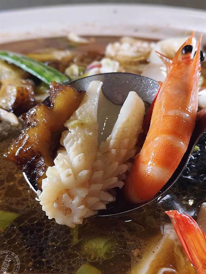 沙茶鱼头煲(摄影：洪书瑱)