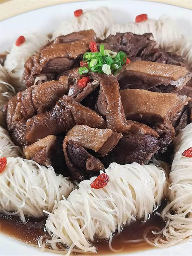 当归鸭麵线(摄影：洪书瑱)
