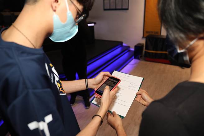 学生使用「Snapask时课问」，用手机拍照上传课业问题。（罗浚滨摄）