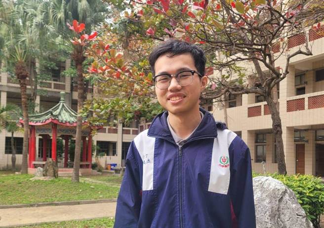 大甲高中吕逸杰获得学测英文、社会双料满级分。（大甲高中提供／王文吉台中传真）