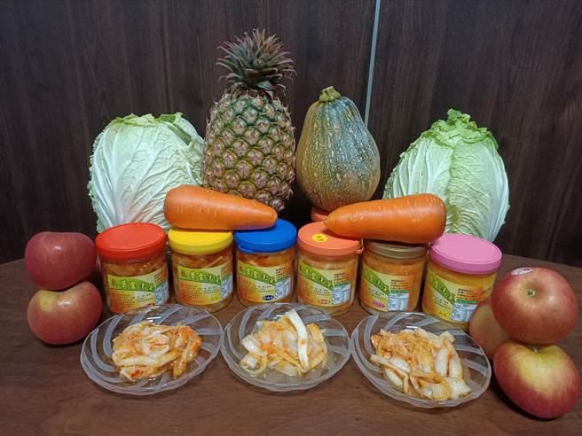 「黄金泡菜」是将当季最新鲜的水果与蔬菜结合，制作成花样百 百款，风味绝佳的水果泡菜。（胡健森摄）