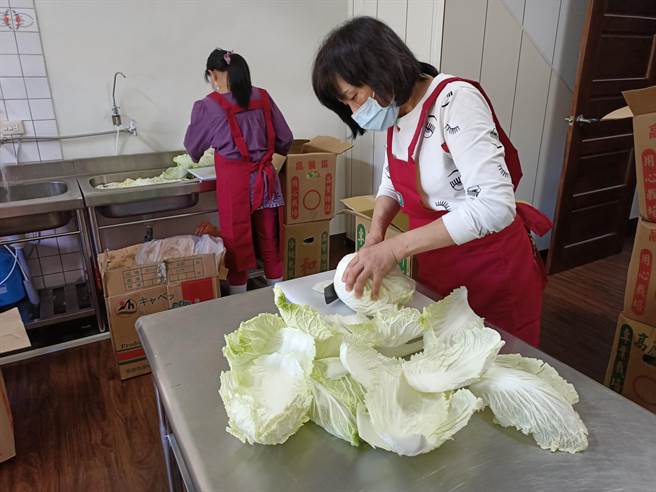 婆婆妈妈们正娴熟地手工制作「黄金泡菜」。（胡健森摄）