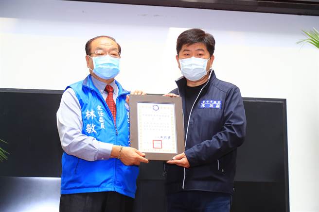 就任典礼由国民党台中党部主委林敏霖（左）宣布陈政显当选党团第三任书记长并颁发聘书。（卢金足摄）