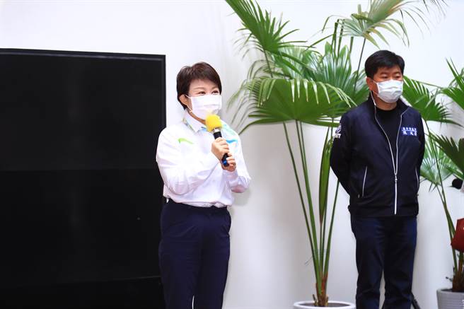 台中市议会国民党团干部就任，台中市长卢秀燕表示，齐心为民谋福祉。（卢金足摄）