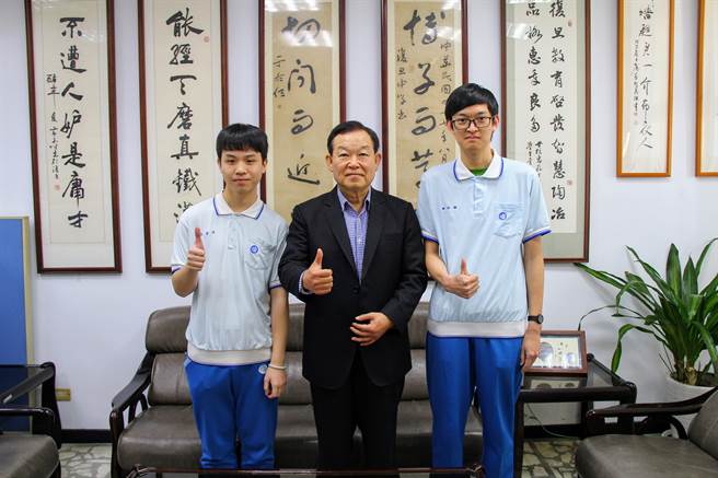 復旦高中陈睿岩（左）、傅渝翔（右）学测表现优异，校长段台民（中）肯定他们的表现。（吕筱蝉摄）