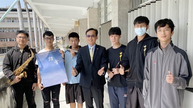 今年学测成绩出炉，中一中校长林隆谚（中）与成绩优异学生。（陈淑芬摄）