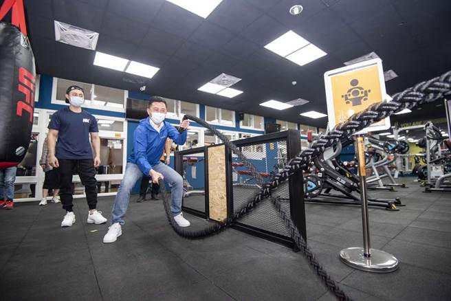 新科国民运动中心开幕试营7天全馆免费，新竹市长林智坚亲自下场动一动。(新竹市公关与新闻科)