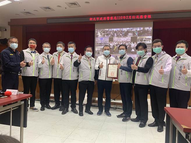 新北市長侯友宜今出席市警局局務會報，致贈新北牙醫公會感謝狀。（王揚傑攝）