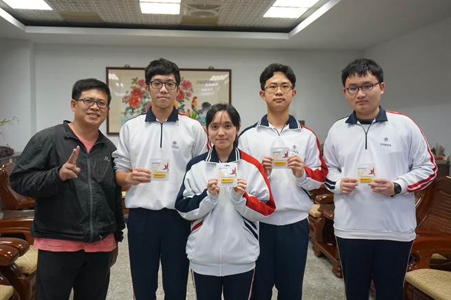 学测揭晓，精诚中学表现亮眼，杨松桦（左2）满级分、导师李凌尧（左）、陈竺葳（中）、杨咏程（右2）、牟宗晞（右1）。（精诚中学提供／吴敏菁彰化传真）