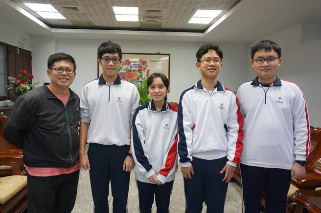 学测揭晓，精诚中学表现亮眼，杨松桦（左2）满级分、导师李凌尧（左）、陈竺葳（中）、杨咏程（右2）、牟宗晞（右1）。（精诚中学提供／吴敏菁彰化传真）