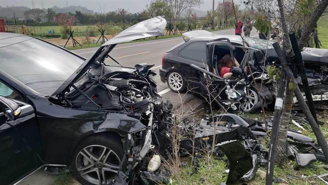 三灣鄉124線外環道加油站前路段，24日下午2點多發生轎車對撞事故，2車損毀嚴重。（民眾提供／何冠嫻苗栗傳真）