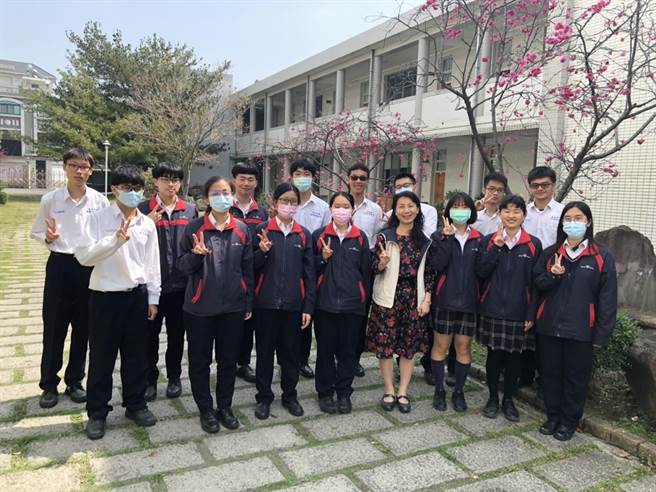 正心中学应届毕业生以国、英、数、自四科总级分达顶标50级分的有36人，吴坤翰（后排右二）数学考了满级分。（正心中学提供）