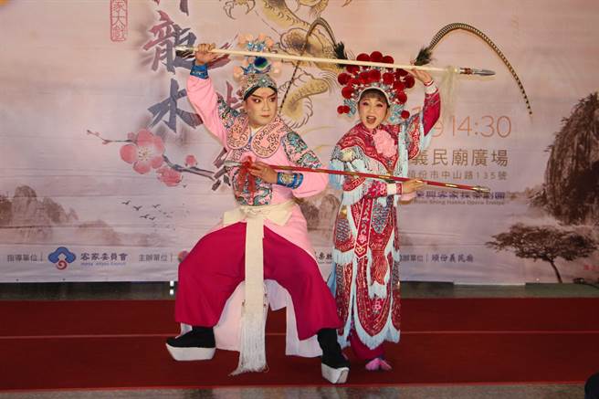 苗栗县政府将于3月1日天穿日前夕推出客家大戏「降龙木情缘」，由国宝级天团荣兴客家採茶剧团担纲演出，24日演出精彩片段为活动宣传，邀请乡亲共下来看戏尞天穿。（何冠娴摄）