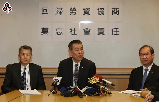 中华航空董事长谢世谦（中）与资深副总经理高星潢（右）。（本报资料照）