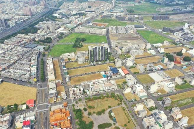大林蒲迁村安置地分布于前镇区明正里与凤山区南成里、保安里及中民里，紧临中山高速公路、台88线，图为空拍图。（高雄市都发局提供／林瑞益高雄传真）