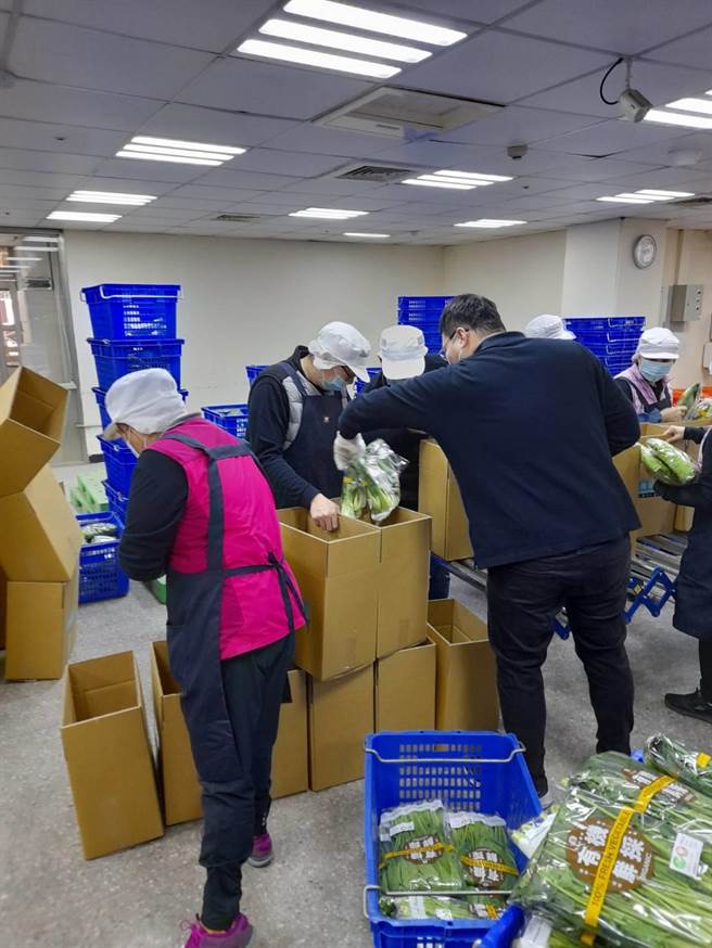 桃园市农业局携手桃园市农会一同推出有机蔬菜箱。（桃园市农业局提供）