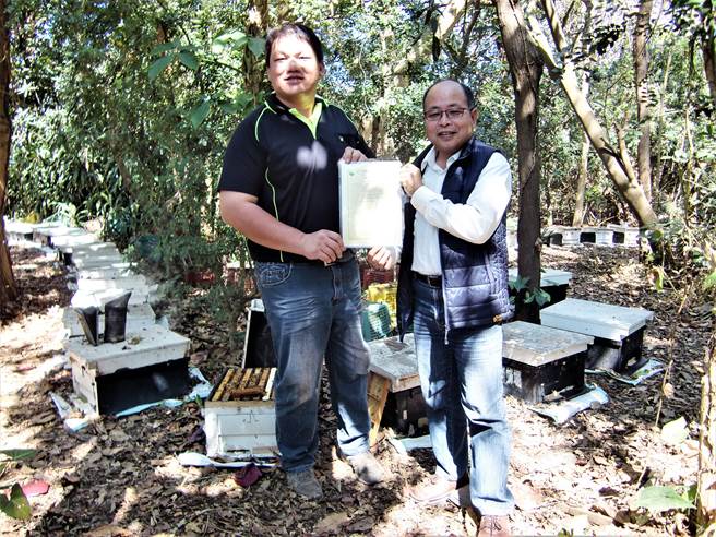 全國第一個通過蜂蜜產銷履歷集團驗證的楠西蜂業產銷班第3班蔡勝峰(左)班長與農糧署南區分署分署長羅正宗合影。（農糧署南區分署提供／劉秀芬台南傳真）