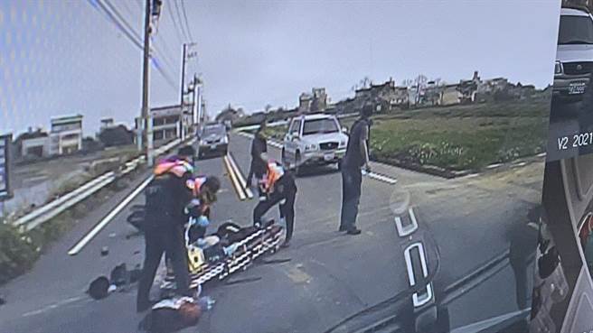 29歲李姓男子騎機車先與另台機車發生擦撞，又被汽車撞擊，導致頭部重創，送醫不治身亡。（翻攝照片／莊旻靜新竹傳真）