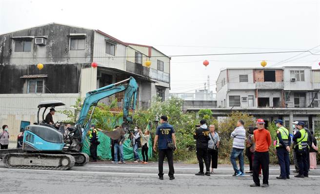 大同菜市場地主開來怪手準備整地，居民肉身阻擋，擔心衝突一觸即發，現場派出警力維持秩序。（林和生攝）