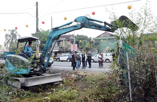 大同菜市場地主同意先整地、不封路，才暫時避免衝突。（林和生攝）