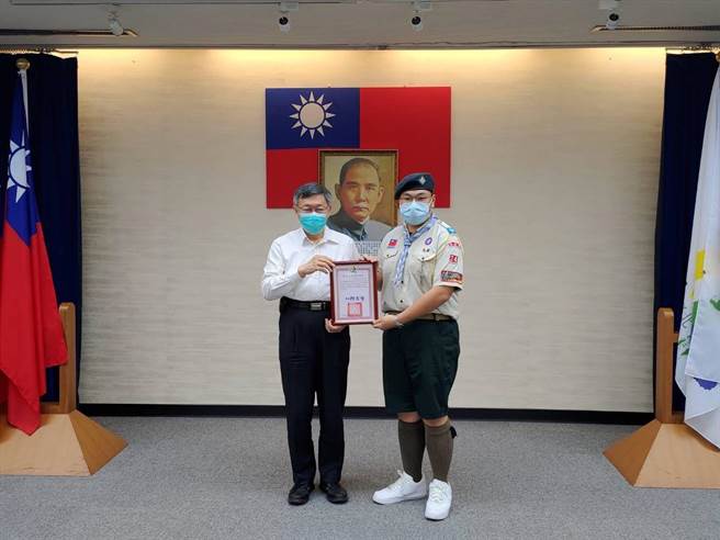 台北市长柯文哲表扬4名协助患者实施CPR的热心民眾。(翻摄照片／台北报导）