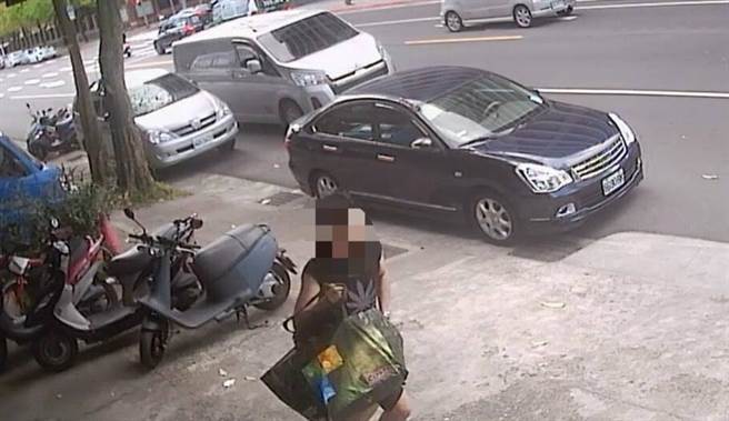 警方目前已調閱監視器畫面追查男子身分。(翻攝網路）