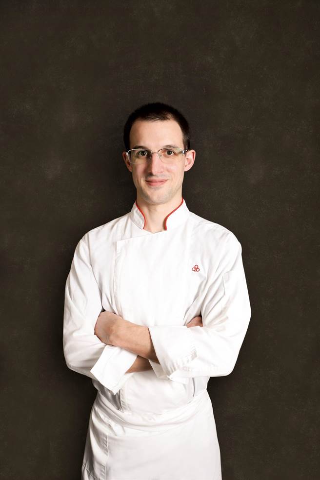 開元食品法籍主廚簡德尼(Denis Tremouilleres)，分享夏日甜點流行趨勢。（開元食品提供）