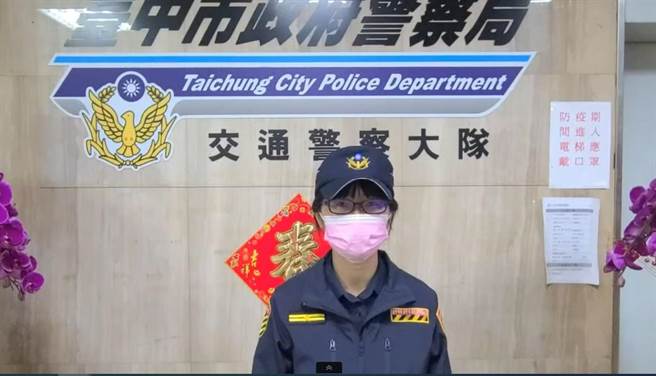 台中市警察局交通大隊呼籲，用路人開車時若行經濃霧視線不佳路段，務必減速並保持適當距離，掌握「8＋1」安全駕駛守則。（台中市警察局提供／張妍溱台中傳真）