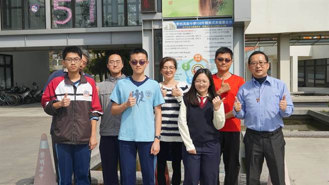 黄敬原（前排左二）、何同学（前排左一）、陈同学（前排左三），与导师及校长罗家强（右）合影。（黎明中学提供／刘秀芬台南传真）
