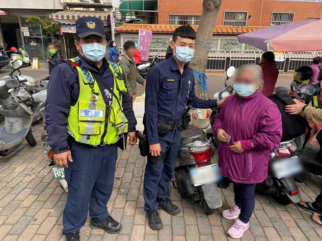 妇人找不到机车，原来是记错停车位置，台中市南屯派出所员警帮助找回机车。（民眾提供／卢金足台中传真）