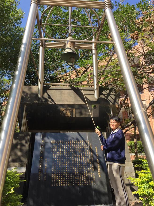 新庄高中陈弈安同学，自小帮忙父母卖菜，他立定志向认真学习，这次衝出5科65分的亮眼佳绩，盼顺利攻读台大药学系。（新北市教育局提供／许哲瑗新北传真）