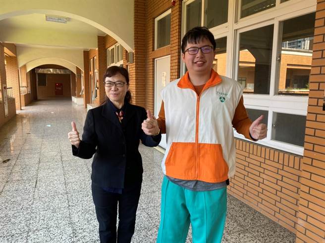 新北高中张景翔(右)说未来对于大眾传播领域有兴趣，希望能展现自己的创造力。（新北市教育局提供／许哲瑗新北传真）